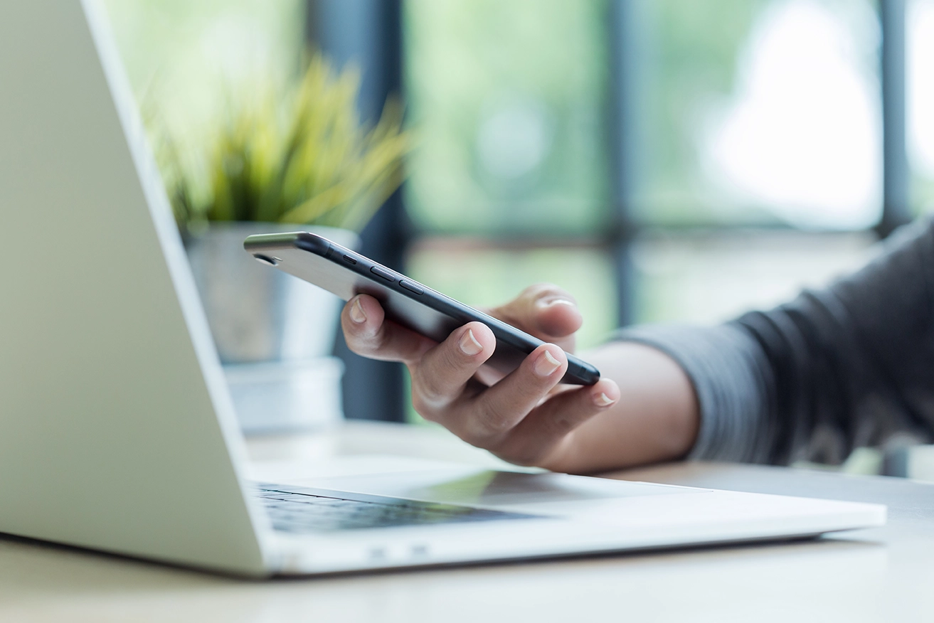 close-hand-phone-keyboard